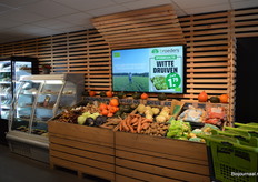 Openingsacties op de schermen.