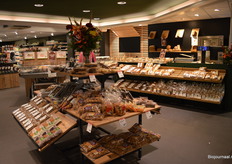 De Sinterklaasproducten krijgen een prominent plekje in de winkel.