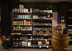 Doorheen de winkel staan bossen bloemen verspreidt die verraden dat de winkel nog niet lang geleden werd geopend.