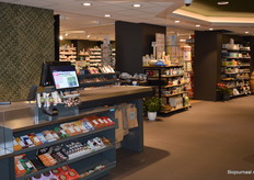 Een doorkijkje naar de gezondheidswinkel.