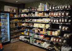 De natuurvoedingsmiddelen en het glutenvrije assortiment dat geen biologisch label draagt, heeft een aparte plek gekregen. Deze producten worden al jaren in de winkel verkocht en er zitten enkele hardlopers tussen, zoals diverse soorten gedroogd fruit.