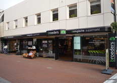 De gezondheidswinkel verhuisde naar het nieuwe pand, terwijl het oude pand werd omgebouwd tot biologische supermarkt.