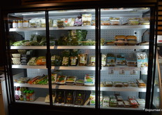 Behalve wat gesneden groenten is er in de koeling ook vlees en vleesvervangers te vinden.