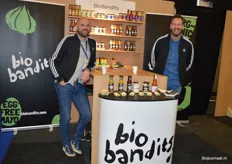 Pieter Bas Alferink en Hans de Boer presenteerden de vernieuwde lijn van Bio Bandits. Pieter Bas: "Op 2 mayo's na zijn al onze producten nu vegan. We hebben zelfs de honing-mosterd dressing omgevormd tot 'No Honey Mustard'." 