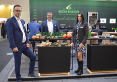 De Böhmer Groep, inclusief de biologische divisie Bivano, presenteerde zich ook dit jaar weer met een kleurrijke stand in het entreegebied van Hal 20, op de foto: Sven Schmitt, Carsten Gogoll (Bivano) en Gabriela Morales.