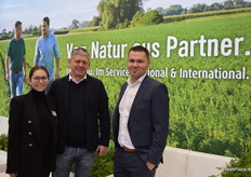Robert Dreesen en zijn dochter en Artur Lammert van Dreesen Kräuter. Het bedrijf uit Bornheim presenteerde zich op de stand van Gemüsering.