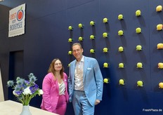 Janina Bembenek en Tim Strübing op de stand van Obst vom Bodensee