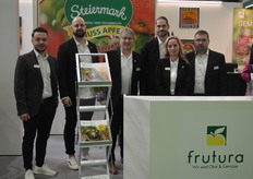 Een deel van de lokale vertegenwoordiging van Futura met Managing Director Manfred Hohensinner (3e van links)