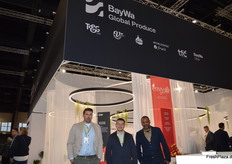 De stand van de BayWa Group was ook dit jaar weer een absolute blikvanger. De bedrijvengroep omvat BayWa Obst, dat gevestigd is in Ravensburg. Op de foto: Florian Hornstein, Justin Gehweiler en David Asmelash