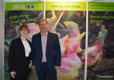 Ralf Settels van Jiahe Europe GmbH en zijn dochter op de stand van de Jiahe Group. De in Erkelenz gevestigde GmbH is de Europese verkooppartner voor de Chinese Jiahe Group en houdt zich voornamelijk bezig met de inkoop en marketing van Chinese gember en kurkuma