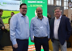 Noord ontmoet Zuid: Hans Widmann (m), directeur van het gelijknamige bedrijf met vestigingen in München en Taufkirchen, in gezelschap van zijn zakenpartners Christiaan Koellreuter en Wilhelm Krogmann van Nordgemüse Krogmann. Samen behoren de twee bedrijven tot de toonaangevende producenten van blauwe bessen in Duitsland en Europa