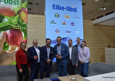 Het Elbe-Obst team met Gert Hauschildt (2e van links) en Axel Schuback (m), 1e voorzitter van Elbe-Obst Erzeugerorganisation r.v. Laatstgenoemde vierde zijn verjaardag op de beurs