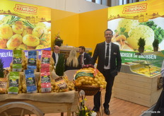 Steffen Lange bij de stand van Friweika. Het Saksische bedrijf verkoopt verpakte consumptieaardappelen en een breed scala aan aardappelproducten, zoals knoedels en dergelijke.