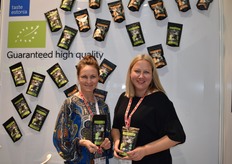 Zwarte knoflook is een delicatesse die gestaag aan bekendheid gewint. Het bedrijf Ostseegrüne uit Hamburg importeert deze specialiteit uit Estland, waar het regionaal geteelde product na de oogst twee tot drie weken wordt gebakken. Hierdoor krijgt de knoflook zijn zwarte kleur en unieke smaak. “Daarnaast toont onderzoek aan dat zwarte knoflook ook nog eens meer gezonde stoffen bevat dan de normale, witte variant”, licht Monika Reimann (rechts) toe. Het product wordt als specialiteit uit het Oostzeegebied aan de biogroothandel aangeboden, evenals online.