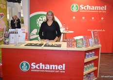 Schamel Meerrettich is een oeroud Duits bedrijf en vindt zijn wortels in het hart van Beieren. Het familiebedrijf bewijst met zijn tijd mee te gaan en presenteerde een aantal nieuwe producten uit bio-mierikswortel. Op de foto: Therese Reichold.