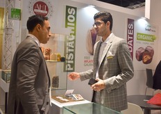 AHT ist een iraanse leverancier van noten en zuidvruchten. “Dadels en rozijnen zijn onze hardlopers. We zien ook dat we meer en meer in Duitsland voet aan de grond krijgen”, aldus de bedrijfsleider (rechts)