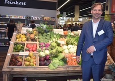 “Bio-AGF in het schap hoeft niet saai te zijn, mits het levendig en kleurig wordt gepresenteerd”, aldus Albert Fuhs, bedrijfsleider bij het Duitse Landgard Bio. Het bedrijf had voor de gelegenheid een gehele AGF-afdeling opgetuigd in een soort pop-up-supermarkt en presenteerde daarin een greep uit het regionale en buitenlandse AGF-assortiment.