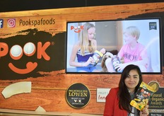 PookSpaFoods won twee jaar geleden als kersverse startup de innovatie award op de Fruit Logistcia. Sindsdien timmert het bedrijf ook internationaal hard aan de weg en worden de Thaise kokossnacks overal in Europa in de retail aangeboden. Het nieuwste stokpaardje van het Berlijnse bedrijf zijn rijstcrackers, die vrijwel zonder suikertoevoeging worden geproduceerd, aldus Kanokporn Holtsch.