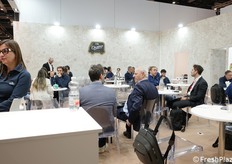 Open ruimte F.lli Orsero. De Orsero Group is een toonaangevende importeur en distributeur van vers fruit en groenten in mediterraan Europa. Al meer dan 80 jaar brengt het bedrijf wereldwijd ongeveer 800.000 ton per jaar op de markt, variërend van bananen en ananas tot exotisch, biologisch en kant-en-klaar fruit.