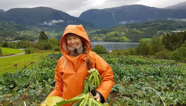 Katinka Kilian is eigenaar van een CSA landbouwbedrijf. Ze vindt het sociale deel van ecologische groenteteelt en kleinschalige productie belangrijk. (Foto: Anna Birgitte Milford)