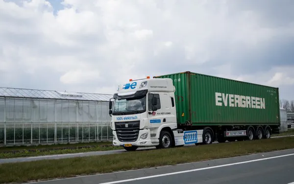 boekje alleen Theoretisch Eerste 100% elektrische 50 tons trekker-oplegger op de Nederlandse weg