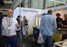 Op de voorgrond (wit overhemd): Hansie Conradie in gesprek bij Future Food Group. 