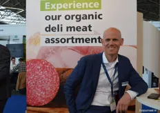 Gert-Jan Veenes bij VION, met achter hem een verwijzing naar het biologische aanbod van de vleesproducent. "De vraag naar biologisch vlees ontwikkelt zich hartstikke goed in Nederland."