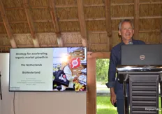 Paul Holmbeck nam daarna het woord. De directeur van Holmbeck Eco consult heeft op verzoek van BioNederland een actieplan geschreven hoe de biologische consumptie in Nederland kan worden vergroot. 