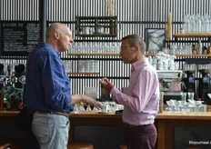 Bert van Ruitenbeek van Stichting Demeter aan de bar in gesprek met Dennis van der Heijden van De Almershof.  