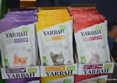 Het nieuwste product van Yarrah zijn deze pouches met kattenvoer. "Ideaal, je scheurt ze heel makkelijk open." 