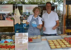 Annette en Peter Schraverus maakten de aardbeien tarteletjes klaar bij Van der Westen Organic, family bakery.  