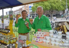Wim Roeleveld en Eric van Gool tonen allebei de nieuwste producten van imkerij De Traay: Biologische Bijenbroodhoning, Flora Zoet (Vegan alternatief voor honing) en Biologische Korianderhoning.