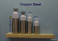 Dopper introduceerde twee nieuwe formaten Dopper Steel-waterflessen: van 1,1 liter en 350 milliliter. "De kleine fles past bijvoorbeeld ook in een heuptasje, ideaal dus. Hierdoor hebben we voor elk moment voor iedereen een Dopper beschikbaar. 'No excuses' meer dus om onze herbruikbare waterfles thuis te laten", aldus Jasmijn.