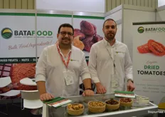 Burak Bardakci en Baran Baysefer bij Bata Food. Bata Food handelt in gedroogd fruit en noten en heeft meerdere vestigingen, waaronder eentje in Rotterdam.
