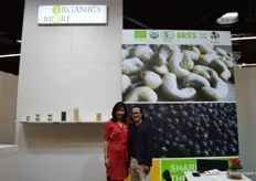 Anh Nguyen en Son Hoang bij het Vietnamese bedrijf Organics More, dat een fabriek heeft in Heelsum. Het bedrijf handelt in biologische cashewnoten en specerijen.