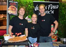 Dirk Schnellen, Daphne Veltien en Gert Jan Kruijk van Brandplant. Op de beurs met het merk Vegan Fried Chick'n.