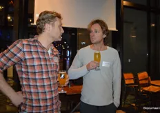 Thomas van Hasselt (medeoprichter van de BioBorrel) met Derk Krouwel. 