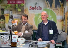 Jos Gijsbers tapt een biertje en zijn collega Rob Derks van Budels.