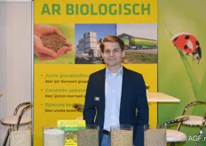 Jeffrey de Rooij van AgruniekRijnvallei (AR) Biologisch. Zij produceren en leveren biologische voeders: van legpluimveevoer tot zeugenvoer en van lammerenkorrel tot melkveebrok.  