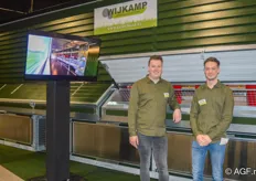 Rico Wijgergangs en Maxim van Harskamp van Wijkamp Farming Solutions met achter zich de kippenkar, die overal mobiel inzetbaar is.