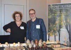 Wija en James Hendrickx van L'esprit De Paris met voor zich de speciale chocoladeproducten en cadeauartikelen die zij vervaardigen.