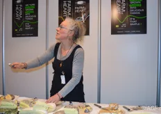 Carla de Bruijckere van de Damse Kaasmakerij had het er maar druk mee. De bezoekers waren enorm enthousiast over de mooi gepresenteerde kazen die natuurlijk ook heerlijk smaakten!