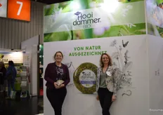 Nieske Jaspers en Marian Rustema tonen trots de Koekaas Weideflora van Hooidammer (bij kaasmakerij Henri Willig).