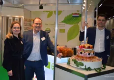 Weer een mooie taart van snoep bij The Organic Factory. Op de foto: Meeke Janssens, Fred van Tienen en Aart Broek.