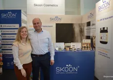 Rob van der Leegte met zijn dochter Carlijn bij Skoon Cosmetics. Hij presenteerde een nieuw product, dit bleef een verrassing tot aan de beurs. Het gaat om SPF 30 sundefense facecream.