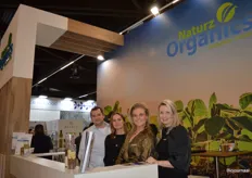 Op een rij bij Naturz Organics: Bram van Gestel, Esmee Smits, Audry van de Wassenberg en Eline van der Laak. Eline: "Het is lekker druk, maar we hebben prima de tijd om goede gesprekken te voeren."