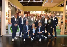 Uitgebreide groepsfoto bij de combi-stand van Green Organics, Dutch Soy, De Groene Weg, De Smaakspecialist, Normec Groen Agro Controle en Flevosap.