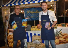 Van Schaap Holland Geert Klaessen en Raimo van Gastel met het gemaks-assortiment voorgegaarde aardappelen in groot en kleinverpakking