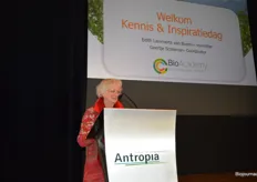 Na de inloop met koffie en thee heette Edith Lammerts van Bueren als voorzitter van het bestuur van BioAcademy en lid van Wetenschappelijke raad voor duurzame landbouw en voeding, alle deelnemers welkom.