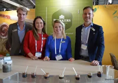Yordy Bakker, Marlin Wessels, Claudine Vrooijink en Peter Krijnsen lieten bij Brinkers Food proeven van de  Chocolate Rhapsody lijn die nu volledig palmolievrij is. 